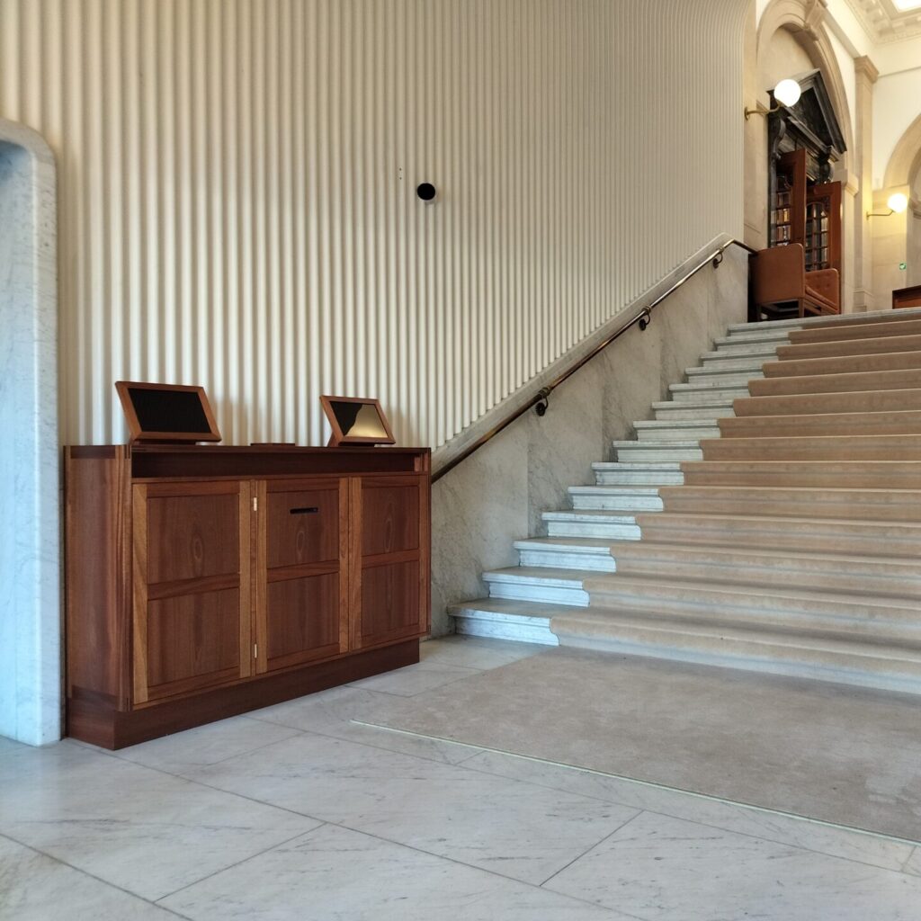 Specialbygget desk til Børsen og Tietgensbanken